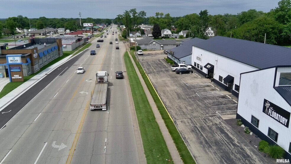 More Photos Of 921 E War Memorial Dr, Peoria Heights General Retail For Lease