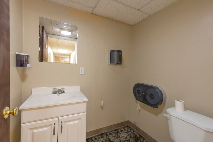 More Photos Of 1203 SE 9th Ter, Cape Coral Light Distribution For Lease