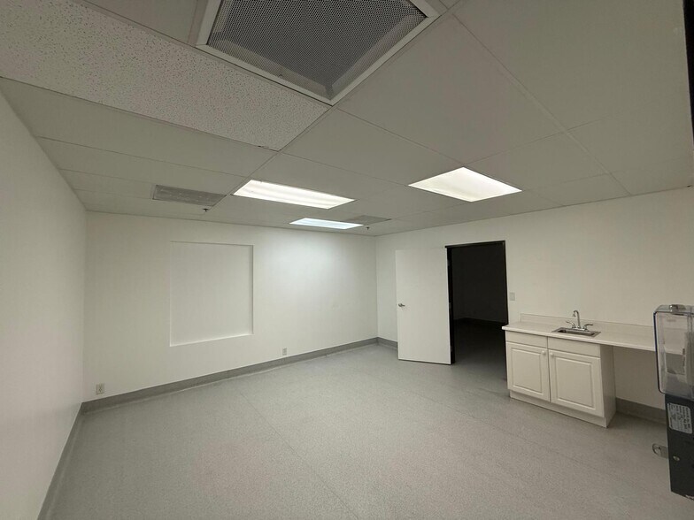 More Photos Of 7979-7989 Vickers St, San Diego Flex For Lease