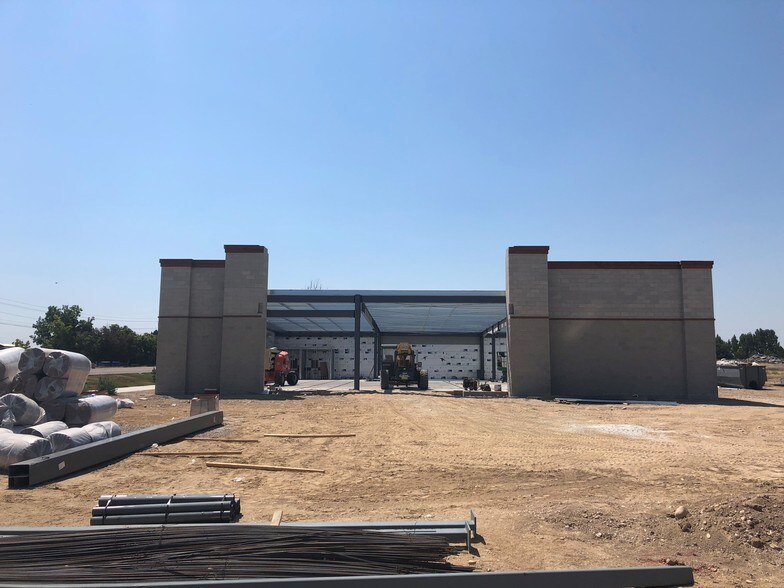 More Photos Of 817-821 N Meridian Rd, Kuna Freestanding For Lease