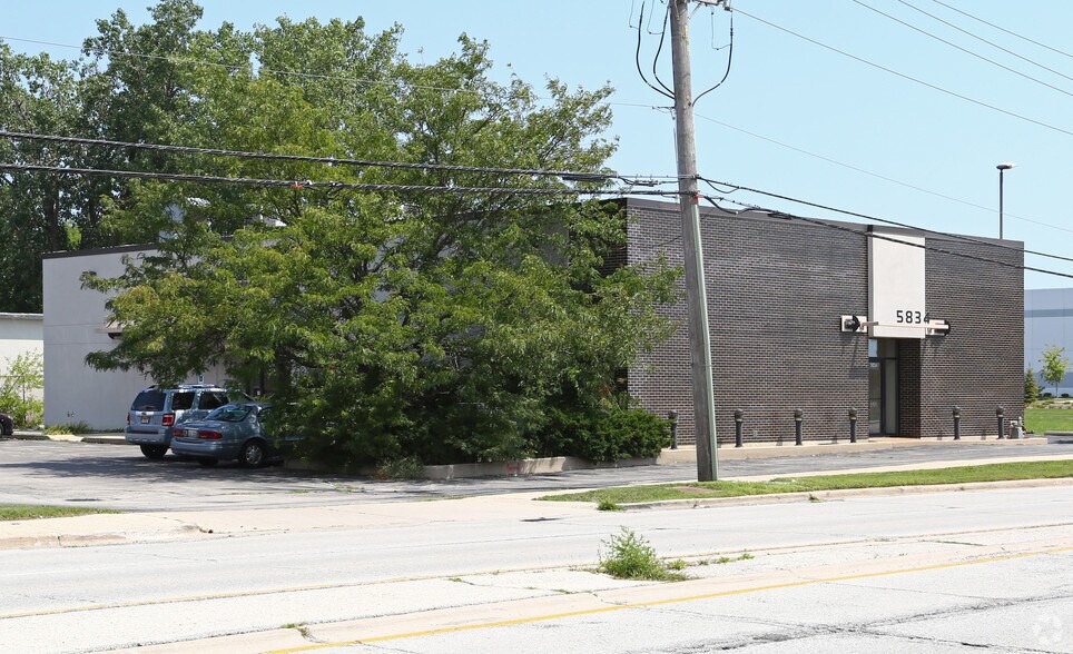 More Photos Of 5834 W Howard St, Skokie Warehouse For Sale