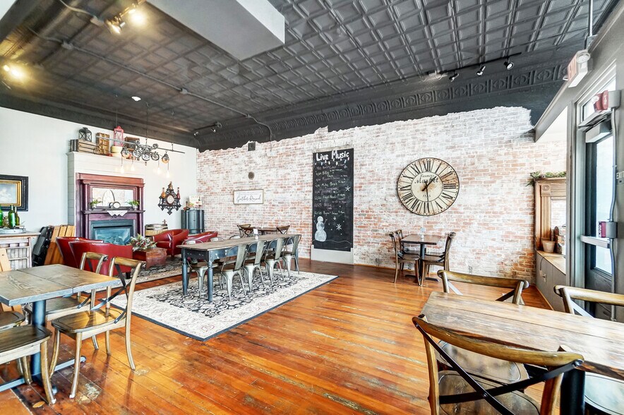 More Photos Of 105 E Liberty St, Arlington Restaurant For Sale