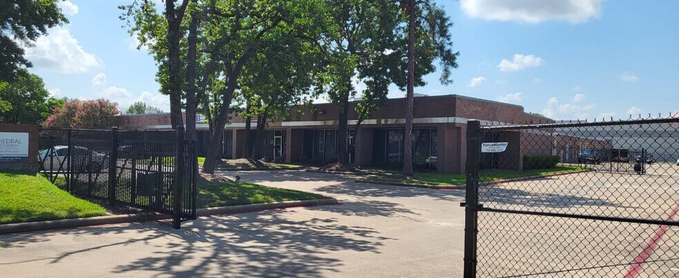 More Photos Of 211-285 W Airtex Blvd, Houston Light Distribution For Lease