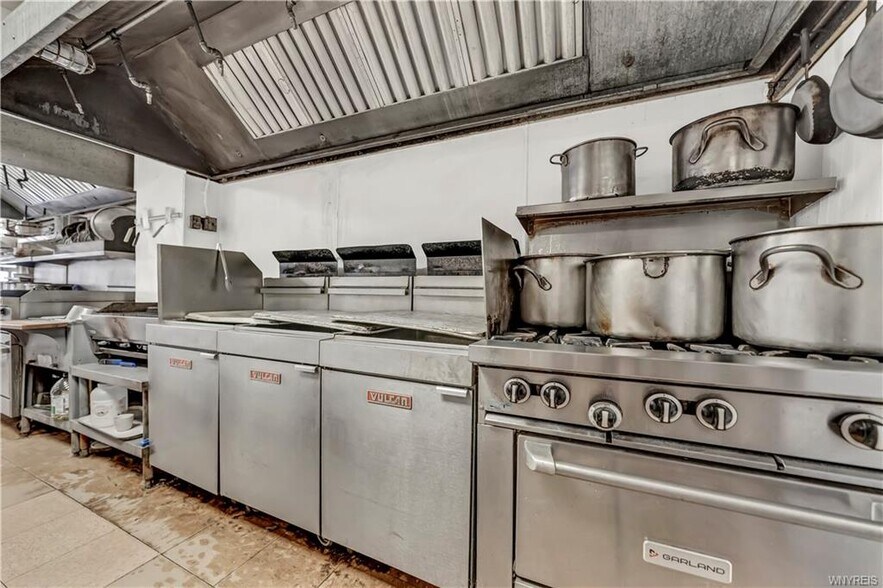 More Photos Of 3019 Pine Ave, Niagara Falls Restaurant For Sale