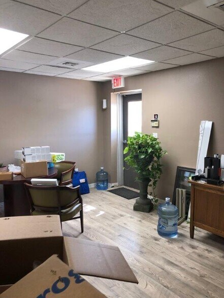 More Photos Of 572-2 Appleyard Dr, Tallahassee Warehouse For Lease