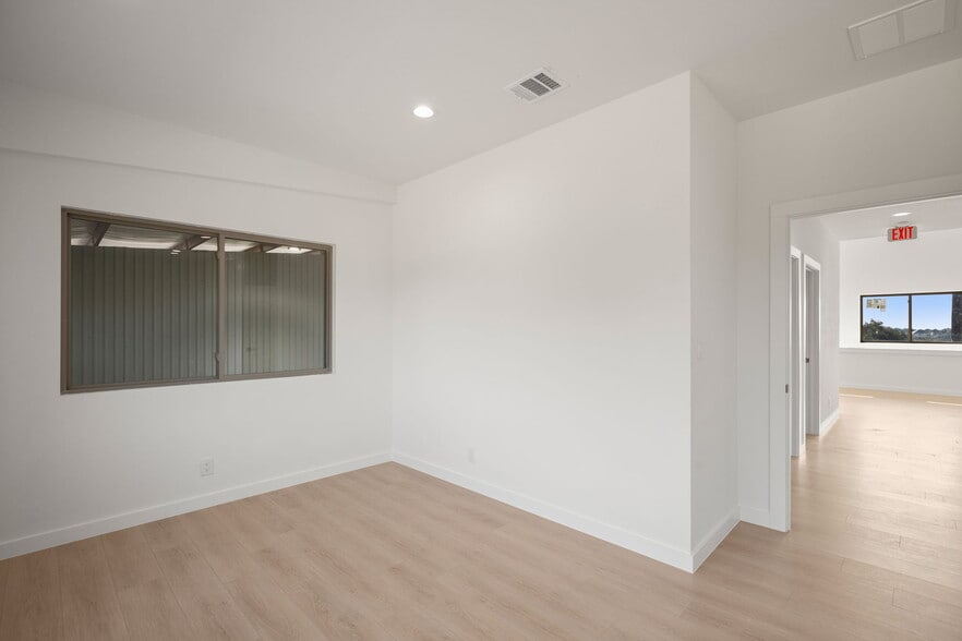 More Photos Of 10020 Darden Hill Rd, Austin Light Distribution For Lease