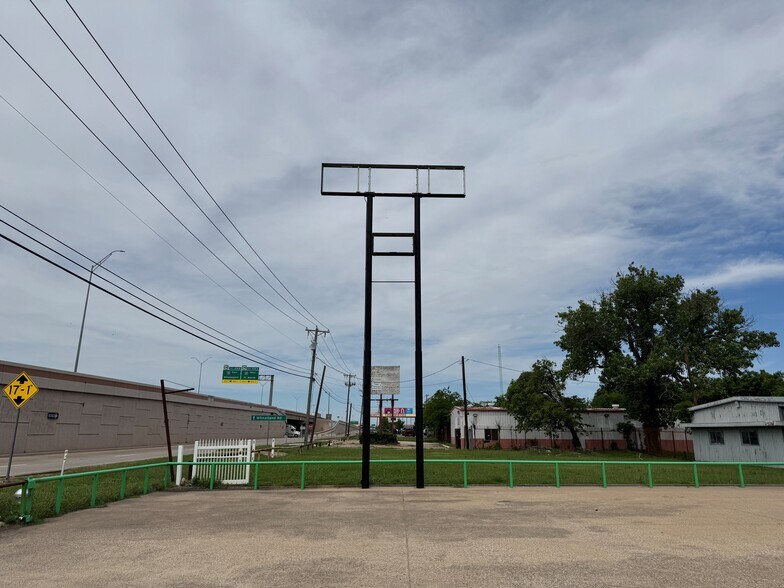 More Photos Of 3444 N Interstate 35 E, Lancaster Office For Lease