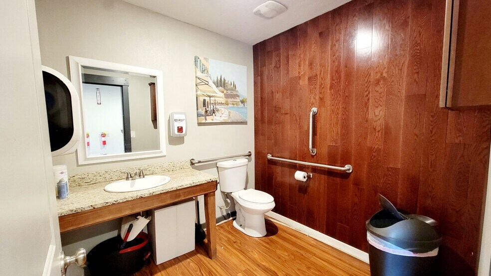 More Photos Of 4045 State St, Salem Auto Dealership For Sale