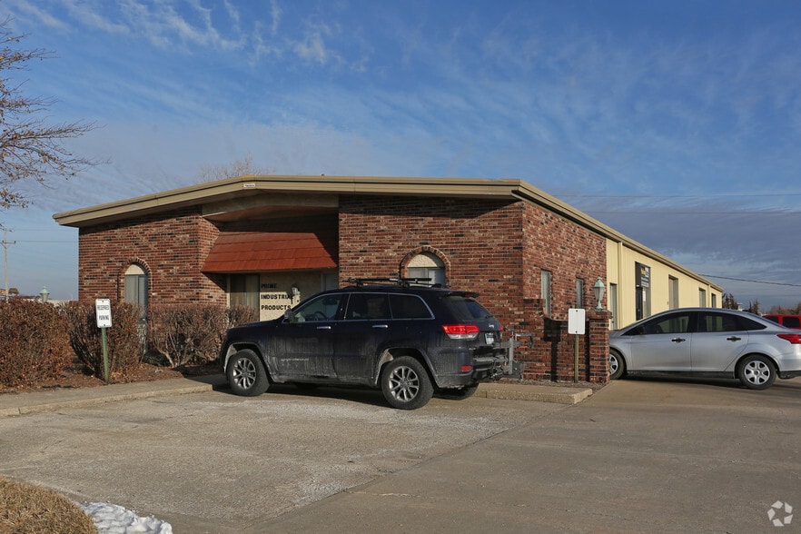 More Photos Of 1500 E Spruce St, Olathe Warehouse For Sale