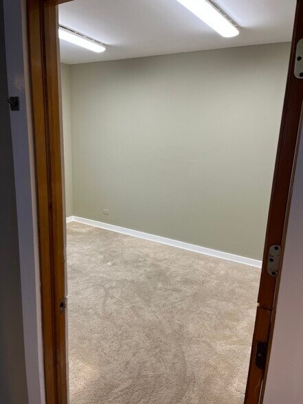 More Photos Of 2227-2231 W Belmont Ave, Chicago Veterinarian Kennel For Lease