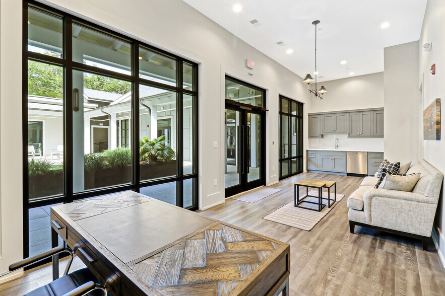 More Photos Of 10 Park Ln, Hilton Head Island Office For Sale