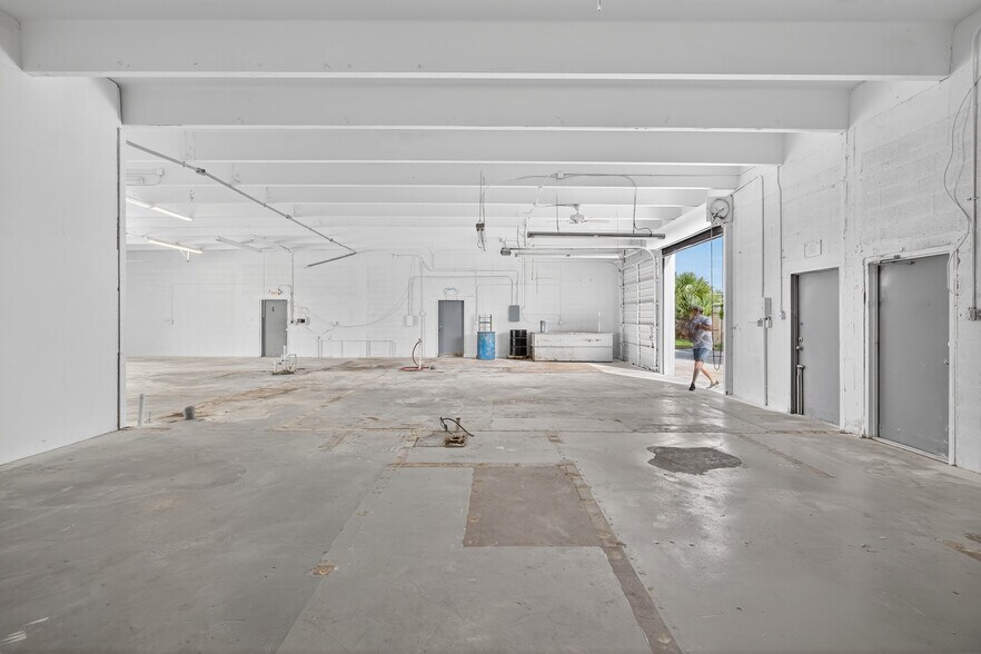 More Photos Of 1460 Cypress Dr, Jupiter Warehouse For Lease