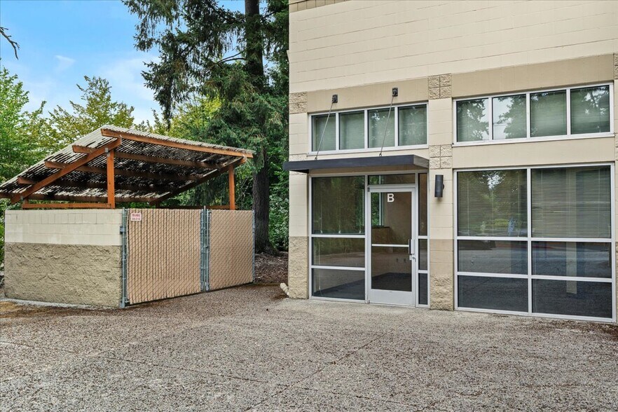 More Photos Of 6455 Lakeview Blvd, Lake Oswego Flex For Lease