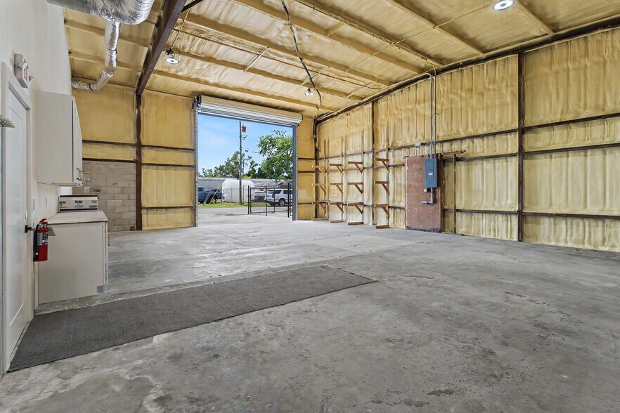 More Photos Of 510 Mango Ave, Sarasota Flex For Lease
