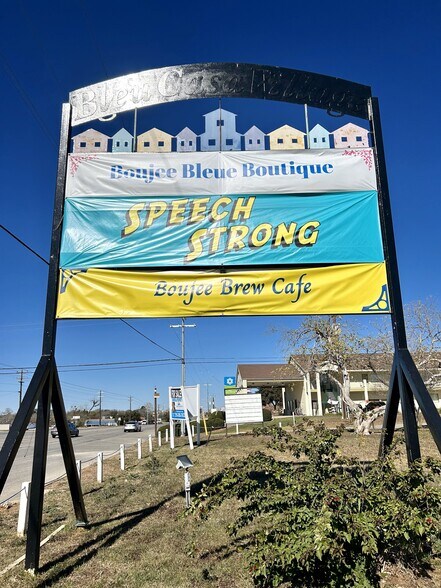 More Photos Of 1820 10th St, Floresville Freestanding For Sale