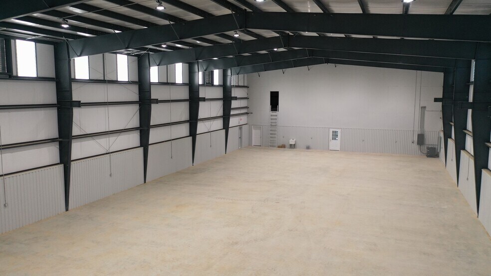 More Photos Of 9238 US Highway 69 N, Tyler Warehouse For Lease