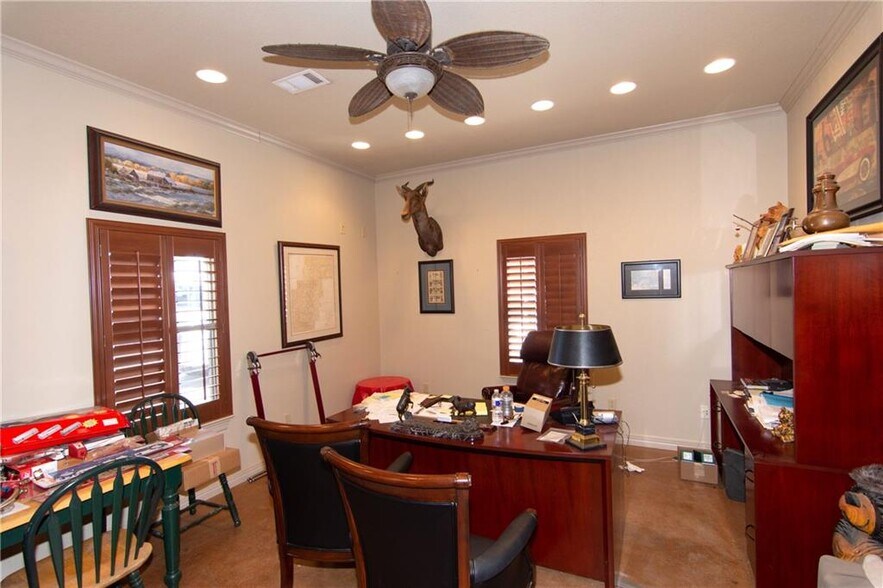 More Photos Of 500 Southland Dr, Burnet Flex For Lease