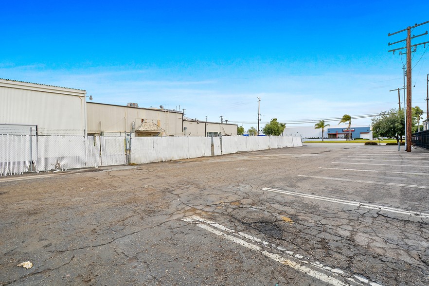 More Photos Of 309-323 E Ball Rd, Anaheim Showroom For Sale