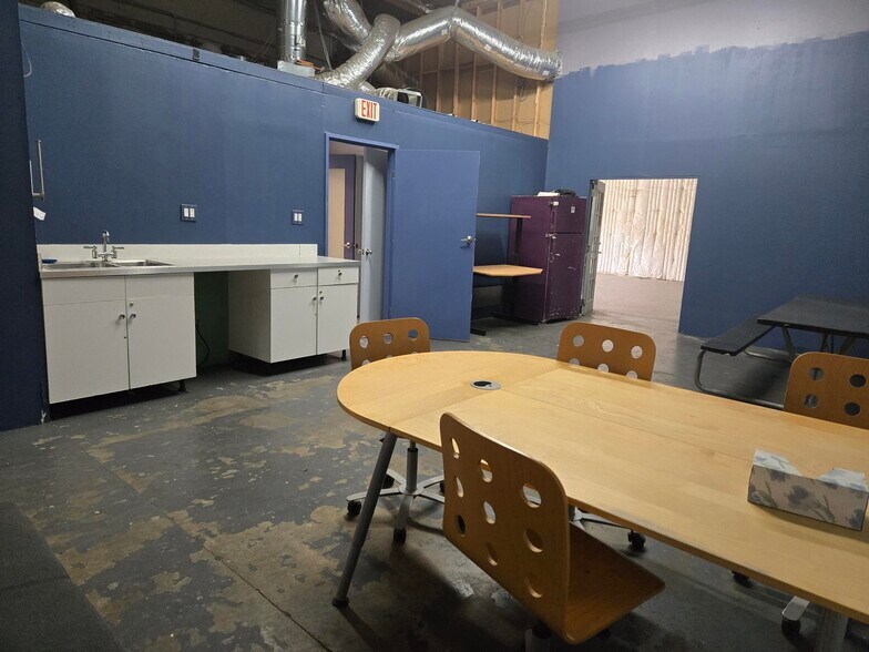 More Photos Of 11800 Sheldon St, Sun Valley Warehouse For Lease