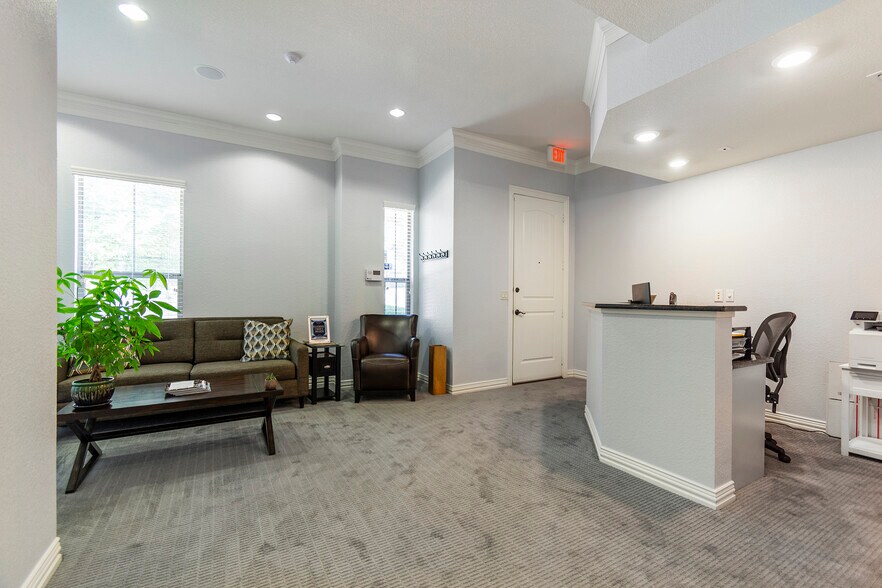 More Photos Of 7633 Bellaire Dr S, Fort Worth Medical For Sale