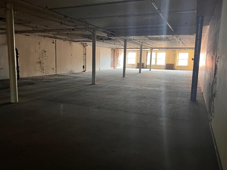 More Photos Of 922 4th Ave, Huntington Flex For Sale
