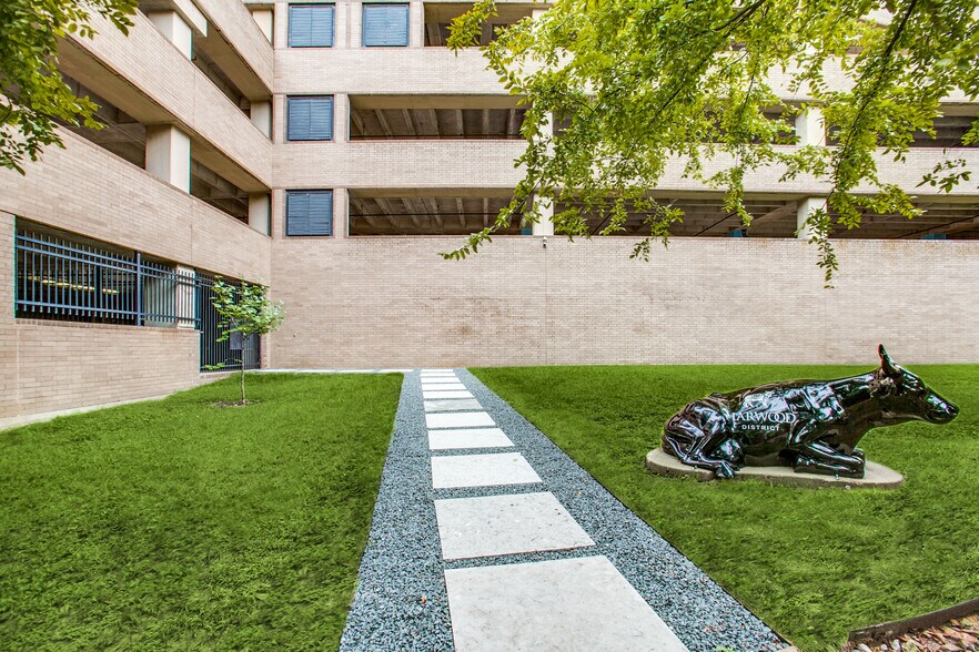More Photos Of 3100 McKinnon St, Dallas Office For Lease