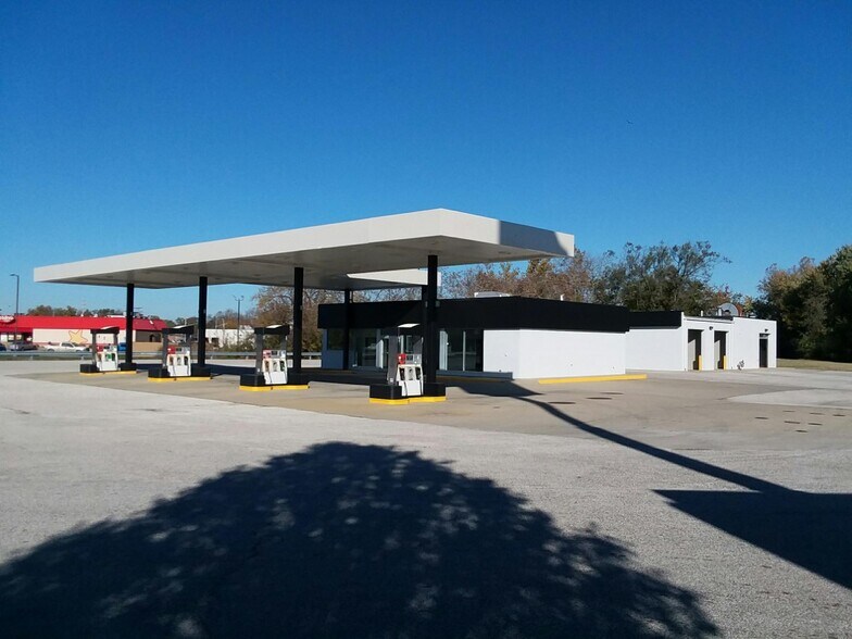 More Photos Of 606 Shirlee St, Vincennes Service Station For Sale