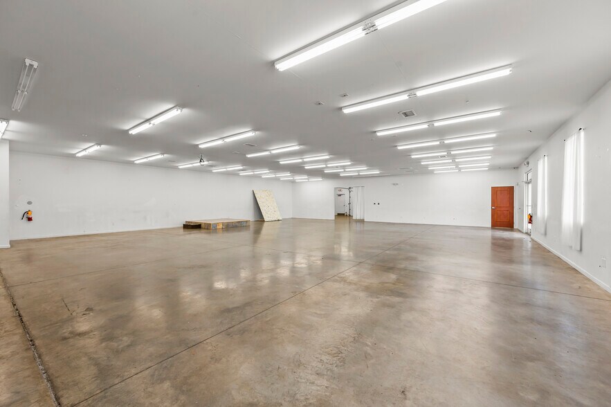 More Photos Of 8017 N Point Blvd, Winston-Salem Industrial For Lease