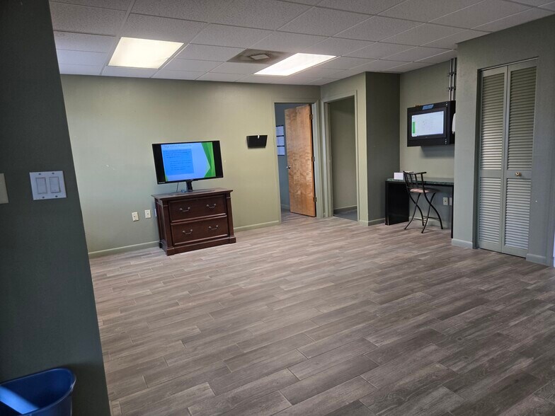 More Photos Of 340 Scarlet Blvd, Oldsmar Manufacturing For Sale