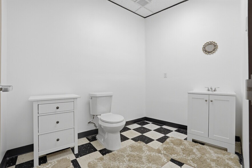 More Photos Of 7011 Harwin Dr, Houston Medical For Lease