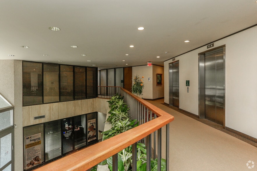 More Photos Of 800 Wilcrest Dr, Houston Office For Lease