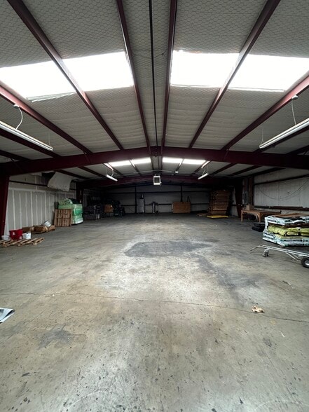 More Photos Of 440 N Broadway St, Joshua Manufacturing For Lease