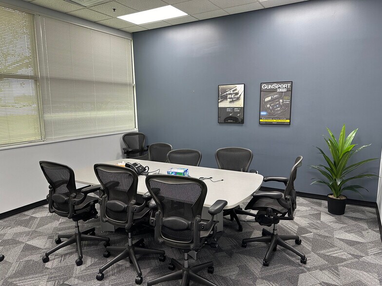 More Photos Of 1125 Remington Rd, Schaumburg Showroom For Lease