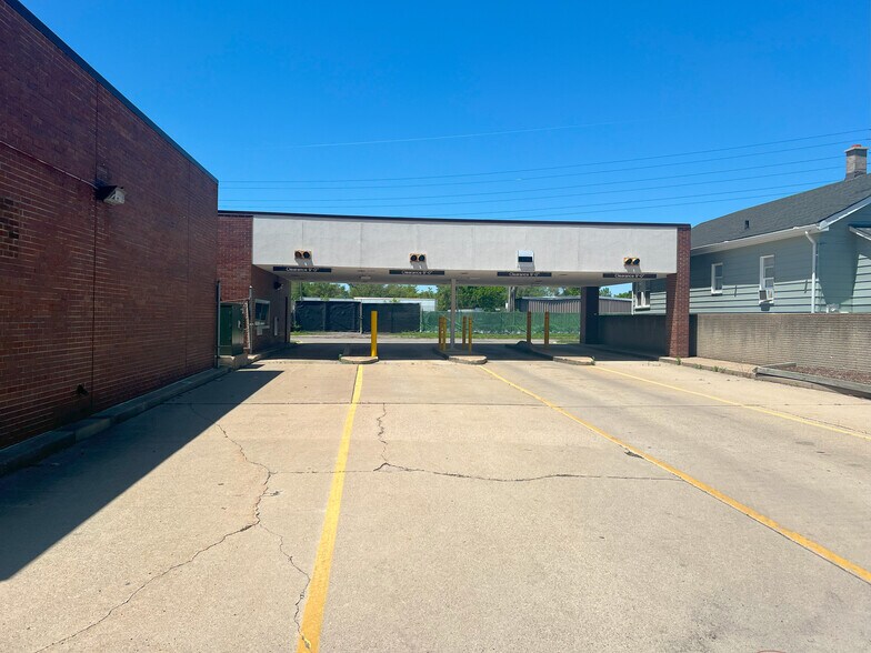 More Photos Of 60 Southfield Rd, Ecorse Bank For Sale