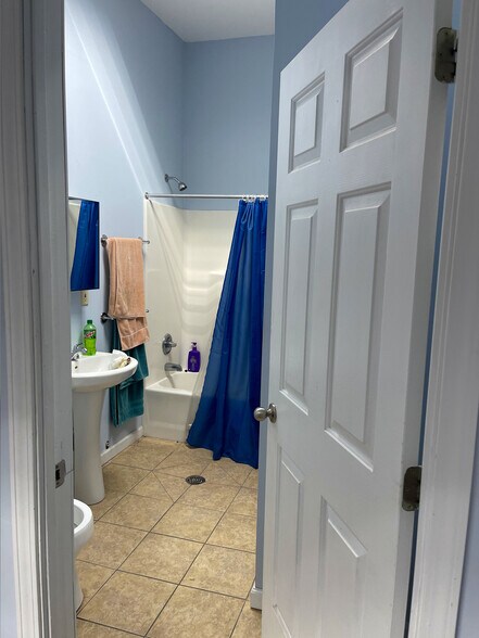 More Photos Of 653 Lakeway Dr, Russell Springs Showroom For Sale