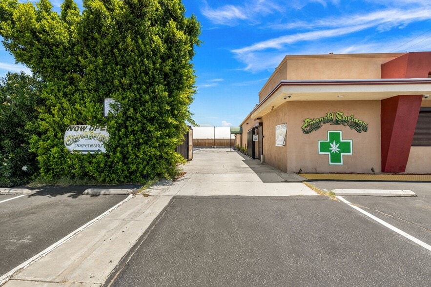 More Photos Of 560 S Williams Rd, Palm Springs Showroom For Sale