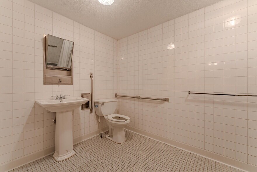 More Photos Of 508 N Broadway, Peru Office For Sale