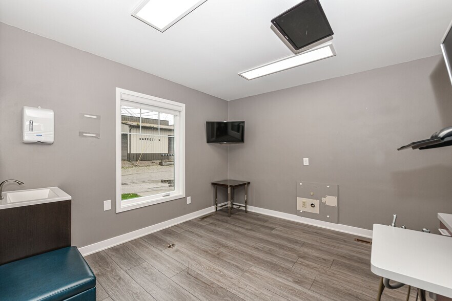 More Photos Of 114 Grove St, Eagle Medical For Lease