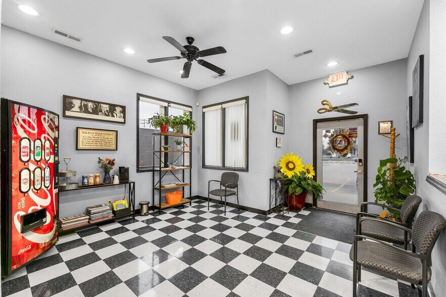 More Photos Of 208 N Main St, Nixa Freestanding For Sale