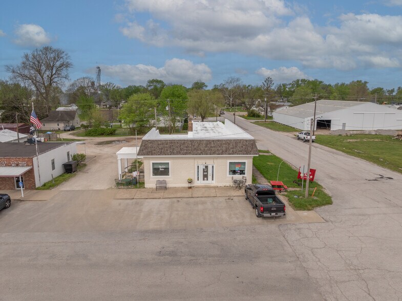 More Photos Of 220 W Lincoln St, Hawk Point General Retail For Sale