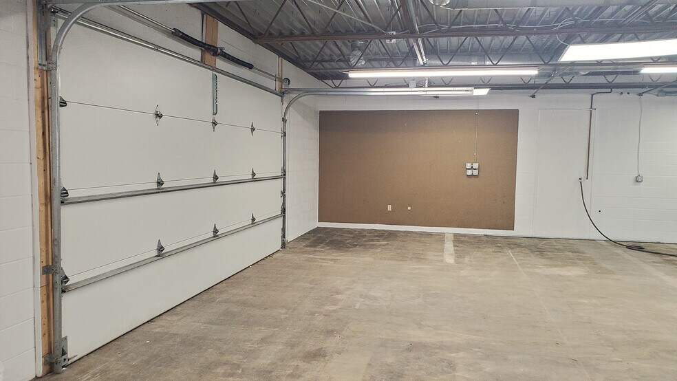 More Photos Of 3120 S Kansas Ave, Topeka Manufacturing For Lease