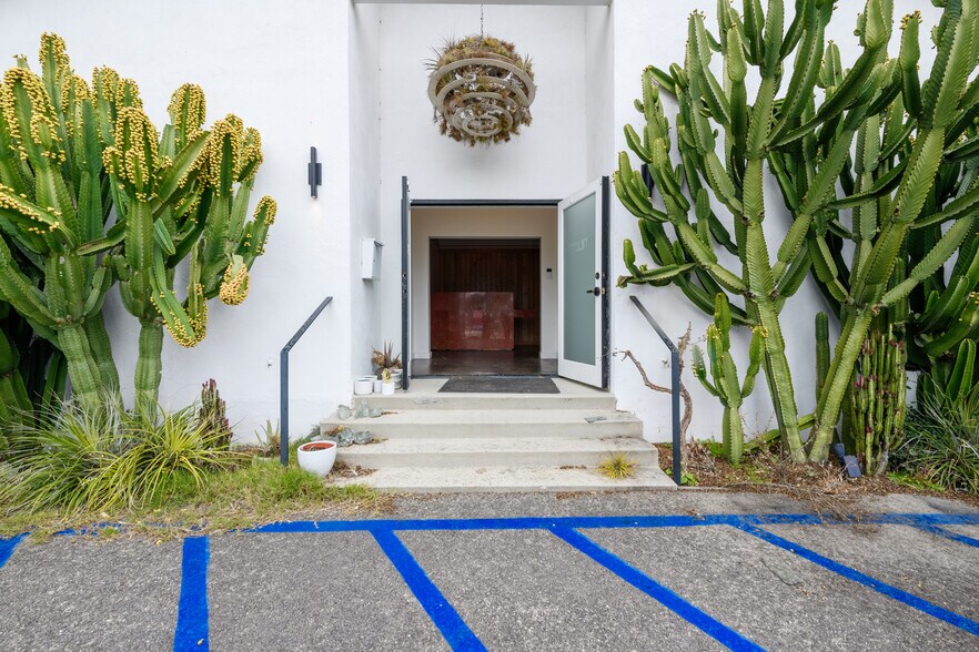 More Photos Of 1041 Abbot Kinney Blvd, Venice Office For Sale