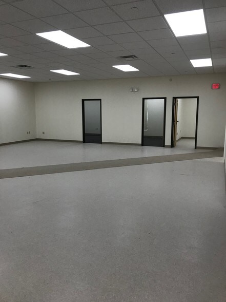 More Photos Of 15 Plymouth Dr, Easton Warehouse For Lease