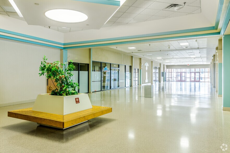 More Photos Of 35425 W Michigan Ave, Wayne Medical For Sale