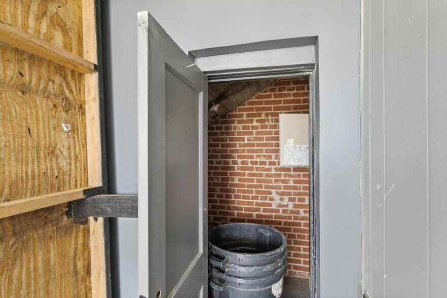 More Photos Of 327-345 E Bay St, Jacksonville Office For Lease