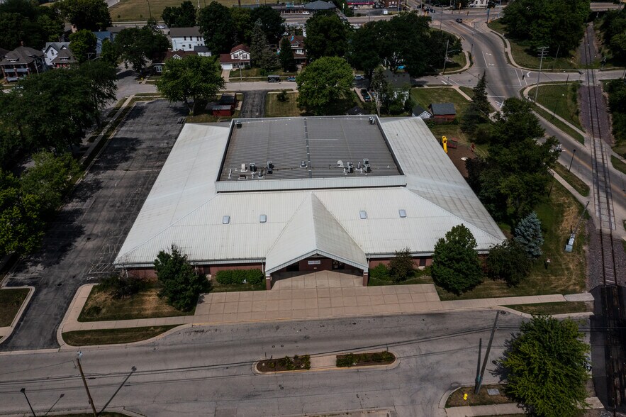 More Photos Of 615 S 5th St, Rockford Specialty For Lease