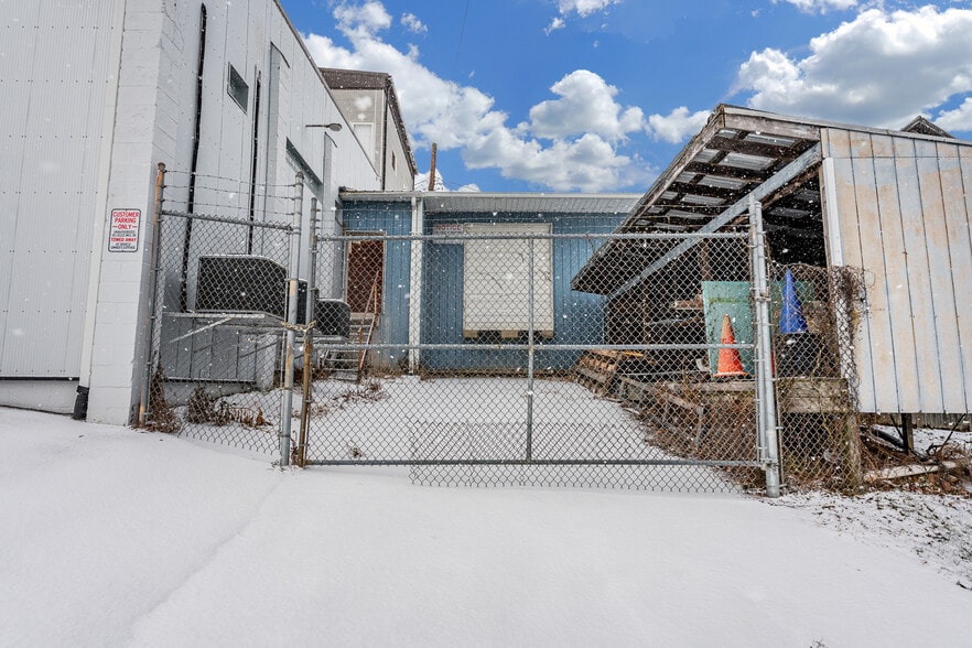 More Photos Of 205 10th St, Fairmont Office For Sale