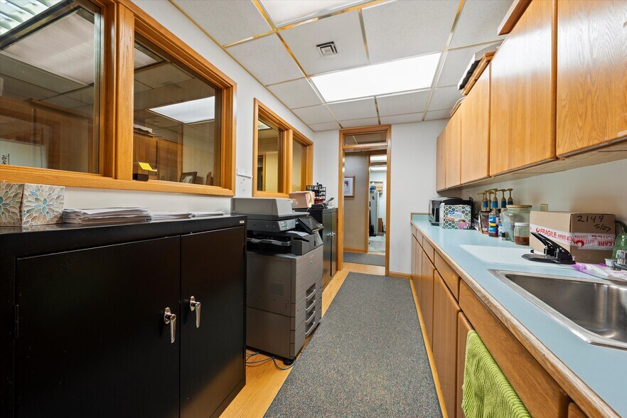 More Photos Of 100 E Broadway Ave, Moses Lake Office For Sale