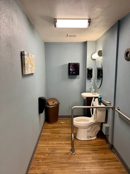 More Photos Of 5704 Kenwick St, San Antonio Service For Lease