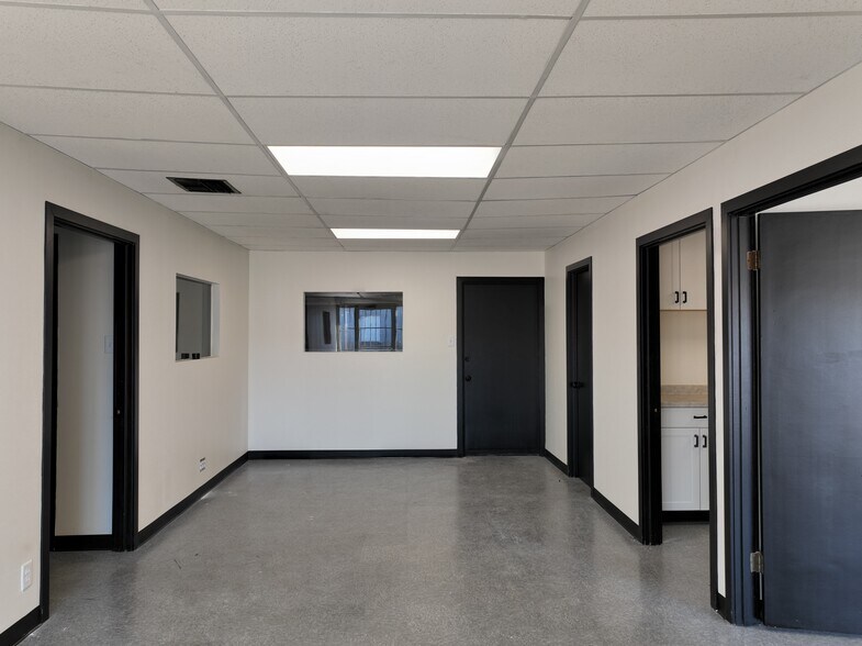 More Photos Of 7951 E Evans Rd, San Antonio Warehouse For Lease